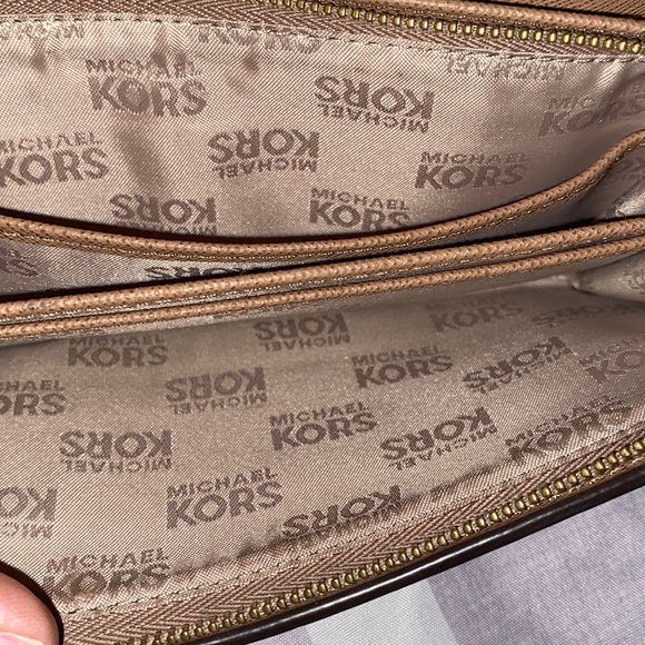 Michael Kors wallet; great condition - Picture 4 of 11